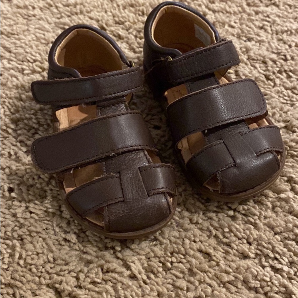 Very gently worn. Stride Rite Emerson leather sandal. Size 7W